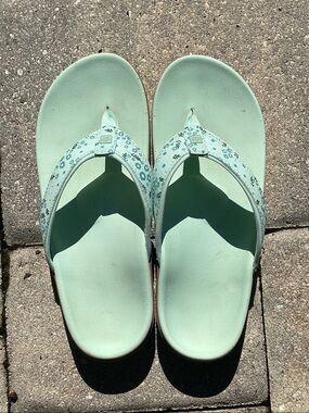 REVITALIGN Mint Green Floral Thong Sandals